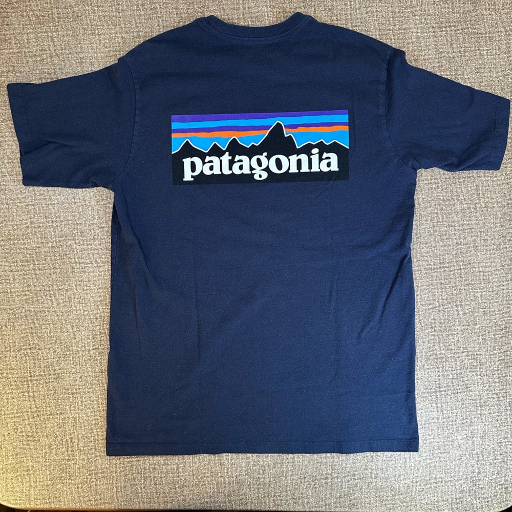 Patagonia Men's Navy Regular Fit Sustainable Graphic logo t-shirt Tee Sz Small S